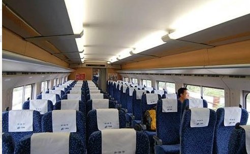 火车k8484,5号车厢38座靠窗吗?