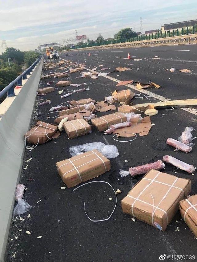 江苏货车遇车祸7吨猪肉遭哄抢，货主此次损失有多少？