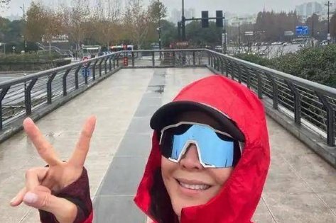 56岁刘嘉玲晒出近照,在小区排队做核酸,她的状态像56岁的人吗?