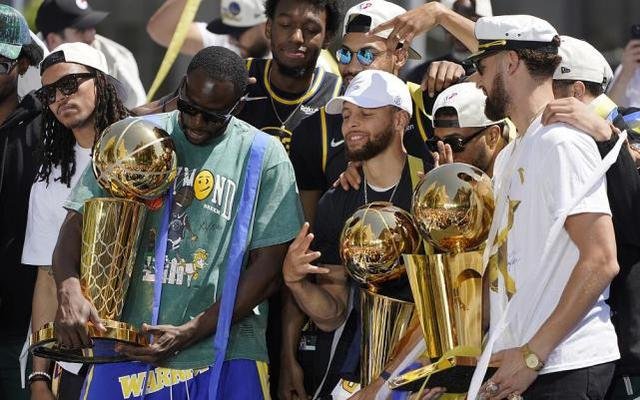 2022NBA总冠军游行：万人空巷，你对这一幕有何感触？