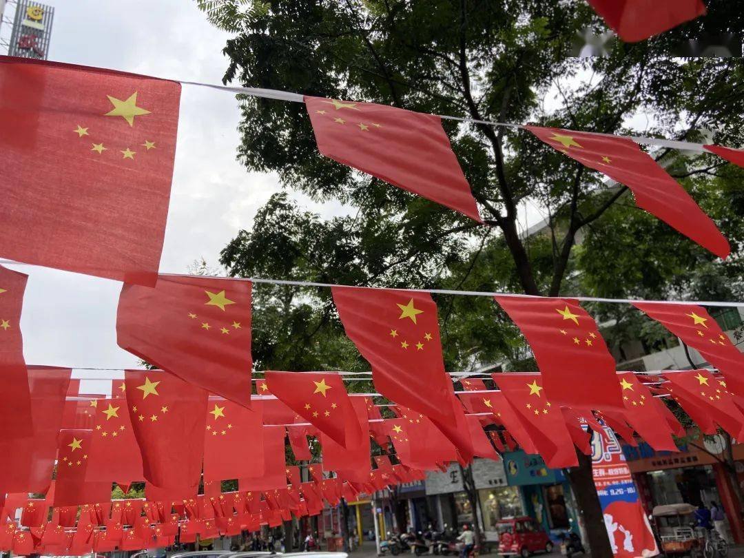11万面国旗迎国庆，深圳满城尽是“中国红”，你对这一幕有何感触？