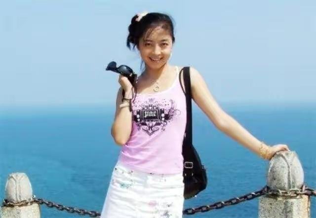 主持人佟瑶在2015年不幸溺亡,这么多年过去了,她丈夫和女儿怎么样了?