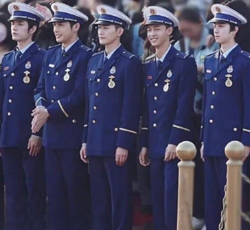 一往无前的蓝：消防员是怎么回礼的？