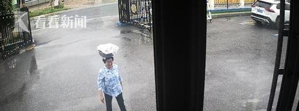 吉林大娘冒雨头顶一盆粽子送给民警 这是咋情况？