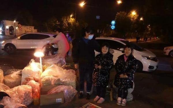 8岁双胞胎玩捉迷藏捡20万现金 失主前往孩子学习表扬
