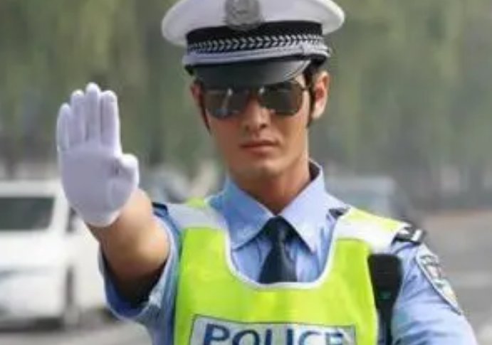 陕西安康一23岁交警泥浆中救出女子后轻拥安抚，你如何看待交警这一行为？