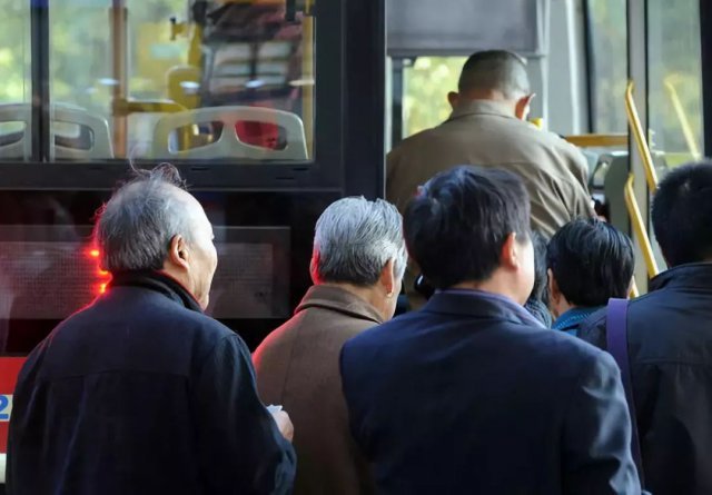 哈尔滨老人砸晕司机被拘十日,你觉得这个处罚合理吗?