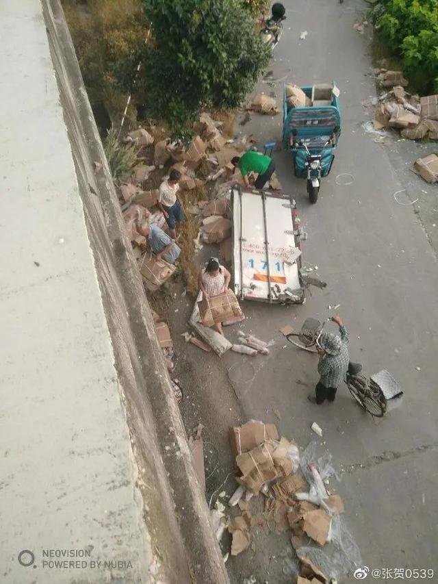 江苏货车遇车祸7吨猪肉遭哄抢，货主此次损失有多少？