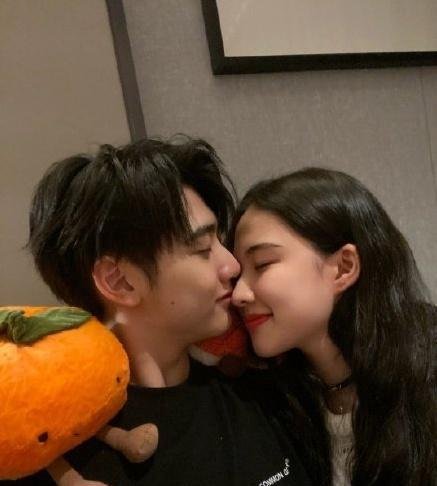 爱豆塌房季？焉栩嘉疑被分手回踩，被说在恋爱期间一脚踏两船