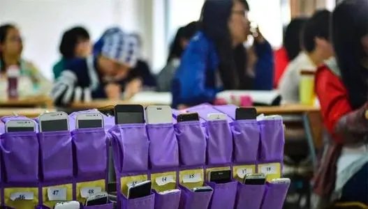 高中老师3年没收108部手机，你赞同老师没收学生的物品吗？