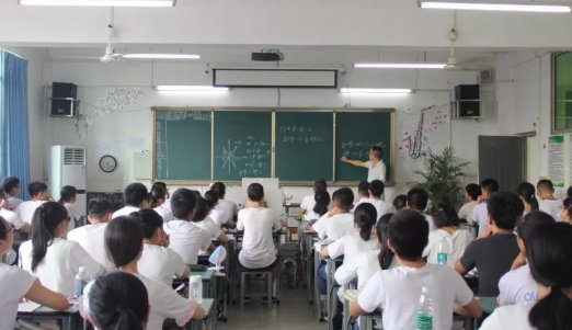 深圳一普通中学老师工资单曝光，竟比白领挣的都多，网友对此有何表示？