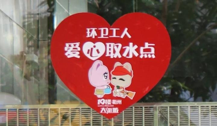 让人愤怒！女子骑电动车偷走6箱爱心水，良心还不如几瓶水吗？