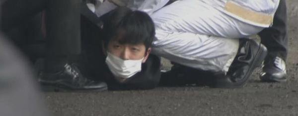 谁向日本首相投弹：年轻男子，仅24岁