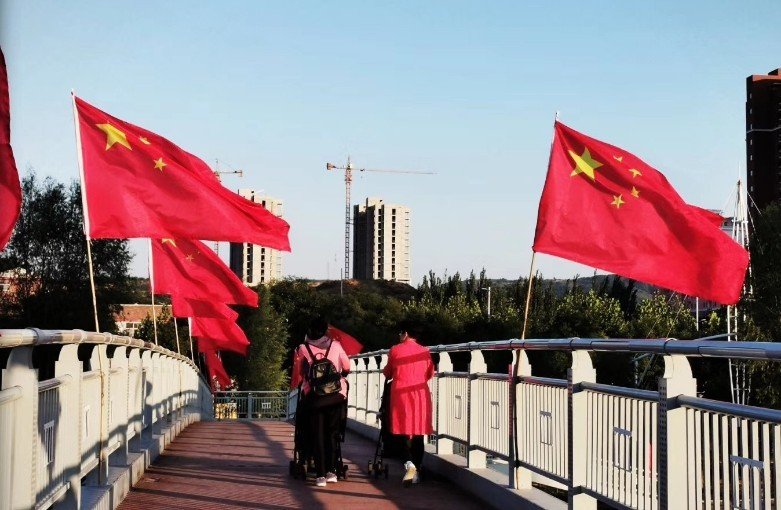 11万面国旗迎国庆,深圳满城尽是“中国红”,你对这一幕有何感触?
