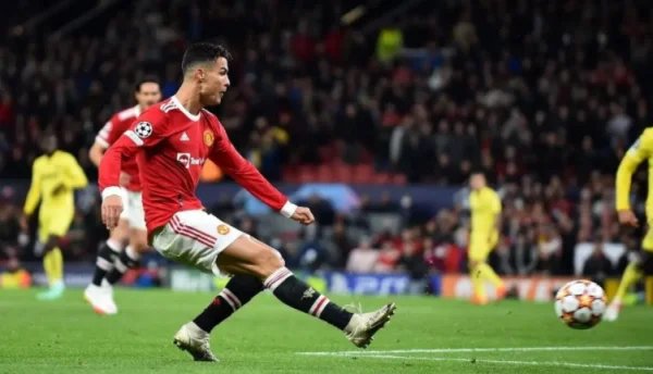 曼联2-0热刺，C罗枯坐板凳提前离场，他在赛场上曾有过哪些高光时刻呢？