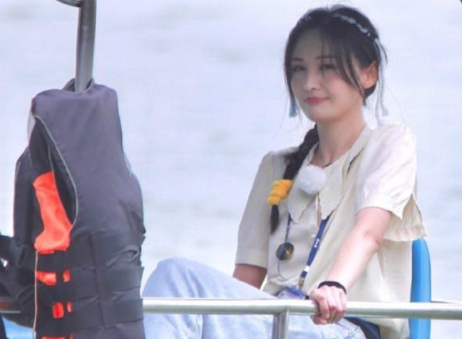 郑爽手机掉湖里是怎么回事？