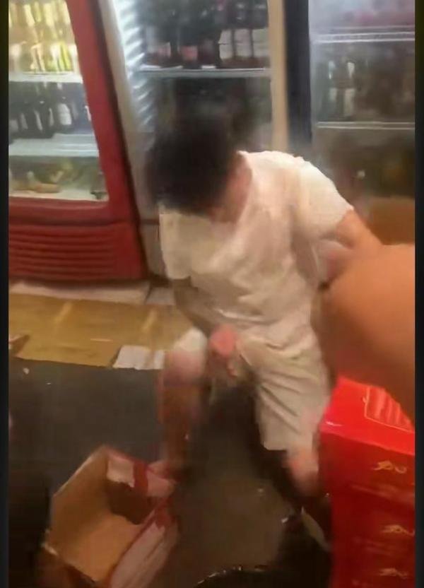 深圳小伙线下约架湖南哥,驱车千里赴约被暴打至跪地求饶