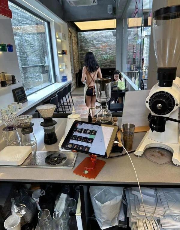 真空全裸上阵!广州一咖啡店员工只穿安全裤上班?店家:已报警