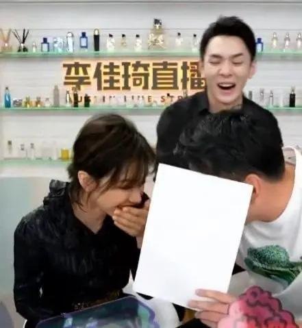 李佳琦在直播间公开怼女助理！李佳琦是如何怼女助理的？