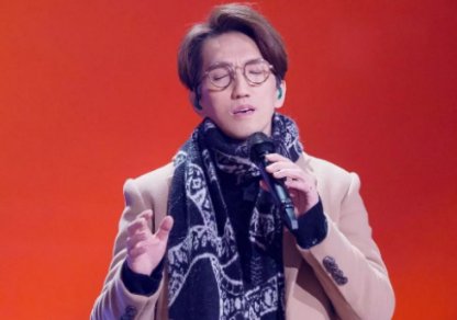 林志炫意外跌落舞台，采访时流泪不止，为何还要对观众道歉？