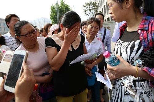 母亲把高考女儿送错考点当场痛哭,为何会走错考点?