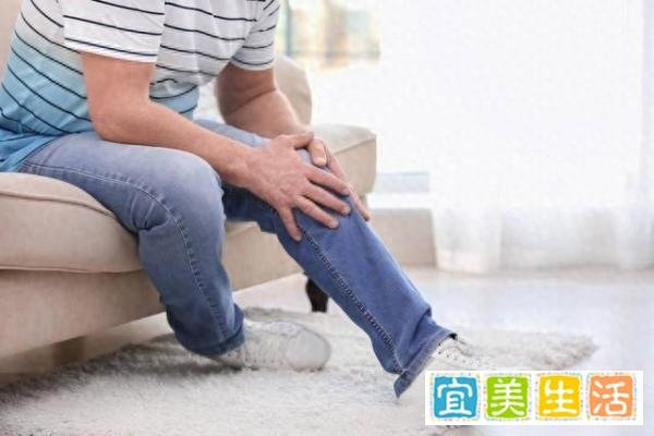 公公坚持了两年，给瘫痪的儿媳妇按摩萎缩的肢体肌肉、帮她洗澡，