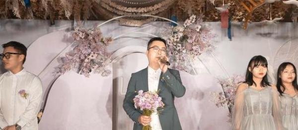 新娘穿自己设计全粉婚纱引热议