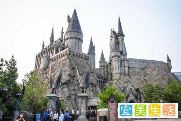 北京环球影城正式开园 游客奔跑入园,矿泉水10元一瓶