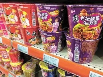 康师傅老坛酸菜方便面重回昆明超市货架，带文件卖面的方式是否可行？