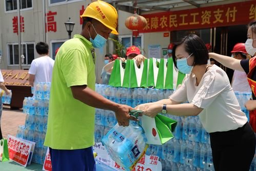 让人愤怒！女子骑电动车偷走6箱爱心水，良心还不如几瓶水吗？