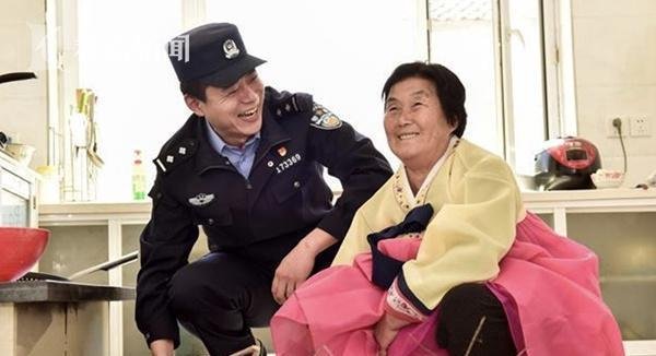 吉林大娘冒雨头顶一盆粽子送给民警 这是咋情况？