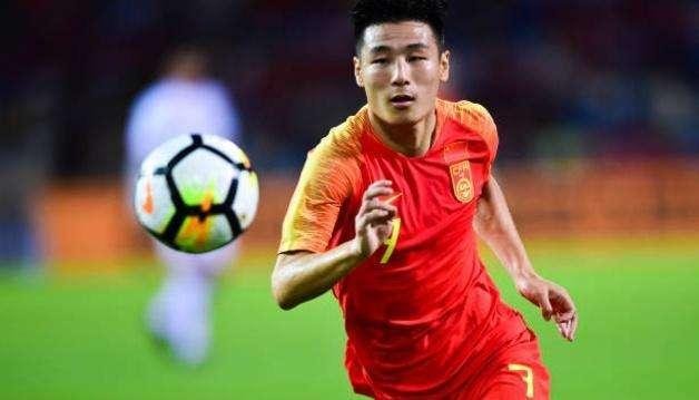 陶强龙进球后踢断角旗杆,赛后道歉,其行为是否违规?