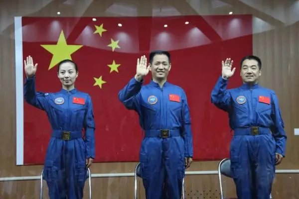 太空三人组的回家之旅需要9个多小时，太空三人组回地球后第一餐在哪吃？