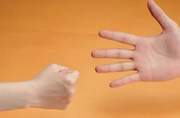 广西女孩刮到男生车双方划拳私了,这样的处理方式靠谱吗?