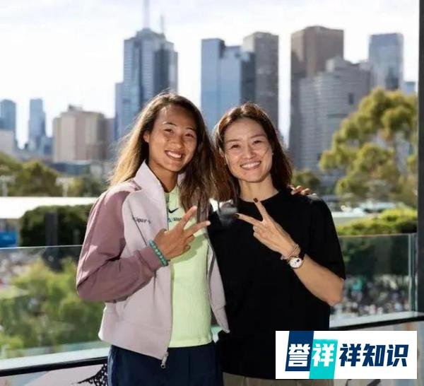 2-1，中国金花一姐赢得龙年首胜，“小李娜”郑钦文年轻无极限