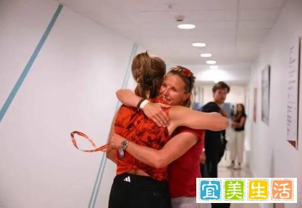从不擅长红土到成为法网亚军，穆霍娃的教练哲学值得郑钦文借鉴