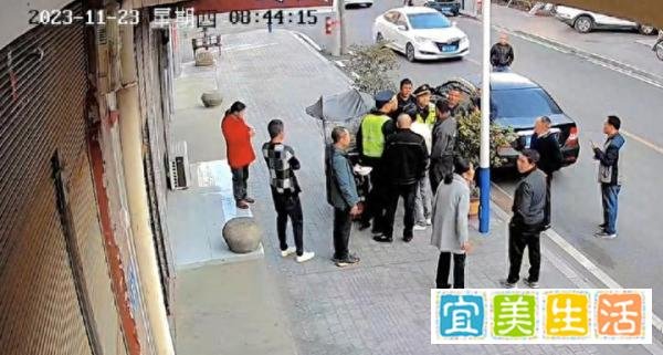 城管入户扣押群众电动车，官方回应：当事人未佩戴头盔
