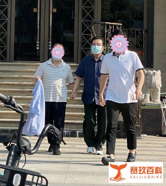 81岁李双江近照，走路需要人搀扶，儿子至今未出狱晚年十分凄凉
