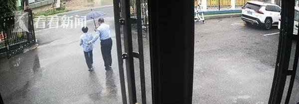 吉林大娘冒雨头顶一盆粽子送给民警 这是咋情况？