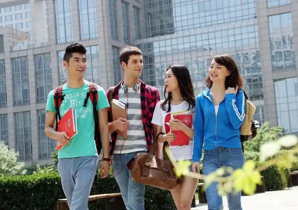 上海高校封闭管理,学生唱歌玩老鹰抓小鸡,疫情下的大学生有多会玩?