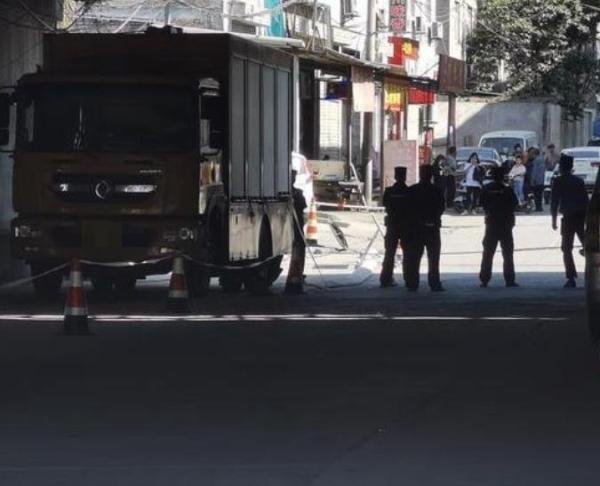 【曹说法】西安三岁男童掉下水道失联多日,全国吃人窨井有多少?谁将担责?