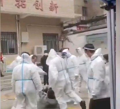老人住ICU,独子被困西安无法照顾,老人需签字做手术时医生是怎么做的?
