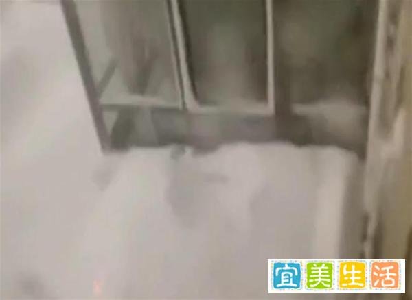 内蒙通辽市民晨起发现一楼“消失”，雪深破60年纪录