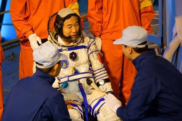太空三人组的回家之旅需要9个多小时，太空三人组回地球后第一餐在哪吃？