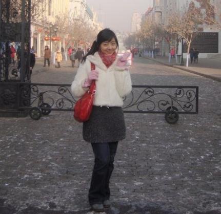 主持人佟瑶在2015年不幸溺亡,这么多年过去了,她丈夫和女儿怎么样了?