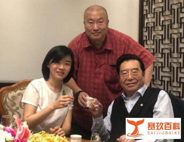 81岁李双江近照，走路需要人搀扶，儿子至今未出狱晚年十分凄凉