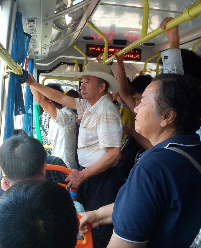 哈尔滨老人砸晕司机被拘十日,你觉得这个处罚合理吗?