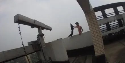 对于成都四十九中学生在校高坠离世一事,学校是如何回应的?