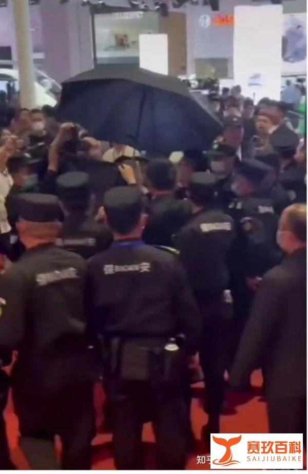展台被拖走女子否认蹭热度并要求宝马MINI道歉:当时喊了救命,朋友嘴唇被撞流血