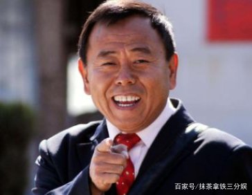 潘长江的亲弟弟也是圈内人,身高长相差距大,站一起都认不出,他是谁?